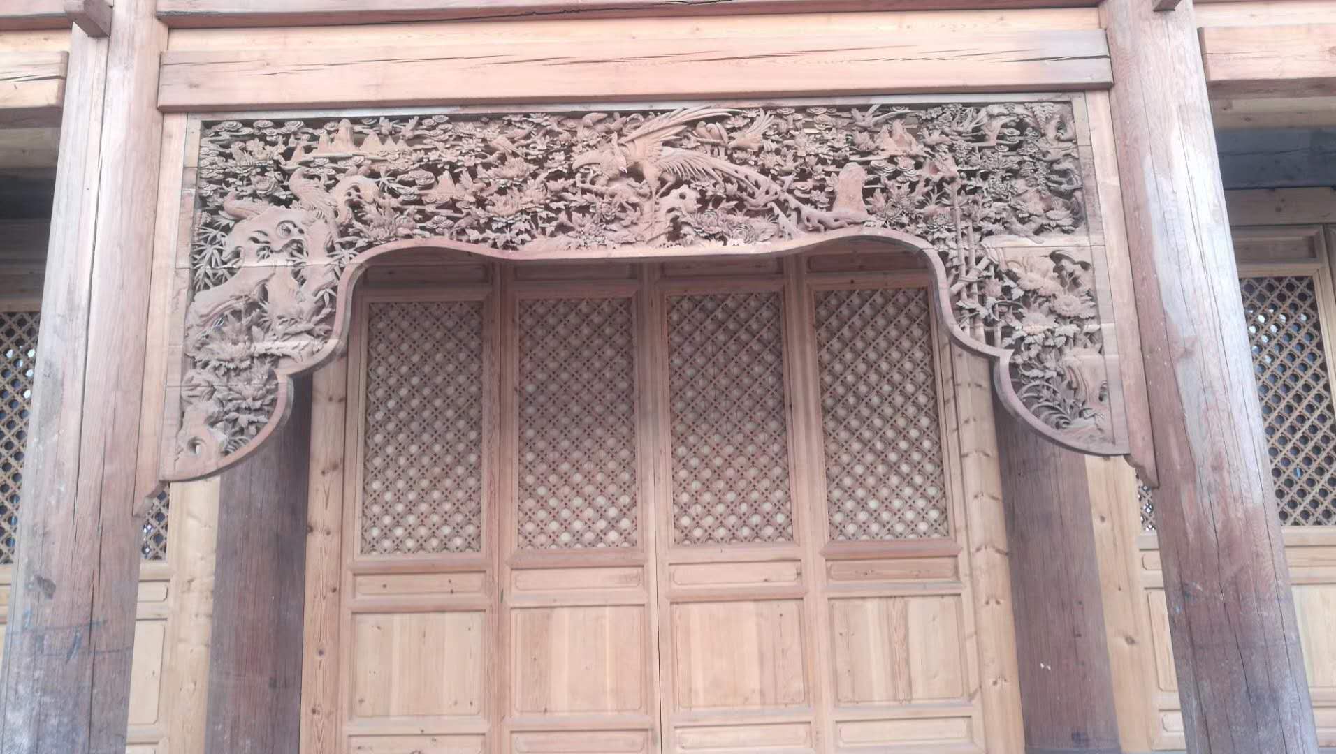 1608599857119146.jpg 大殿正門未打磨前的霉變.jpg